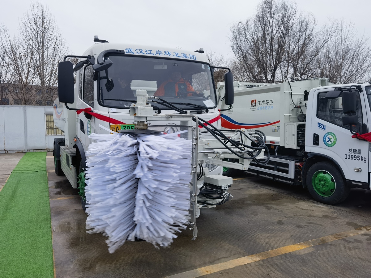 静悄悄地进小区收运垃圾,江岸区49台新能源环卫车上岗2.jpg