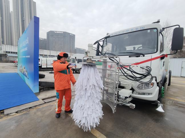 静悄悄地进小区收运垃圾,江岸区49台新能源环卫车上岗3.jpg