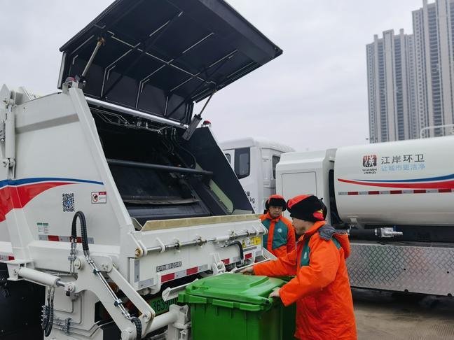 静悄悄地进小区收运垃圾,江岸区49台新能源环卫车上岗4.jpg