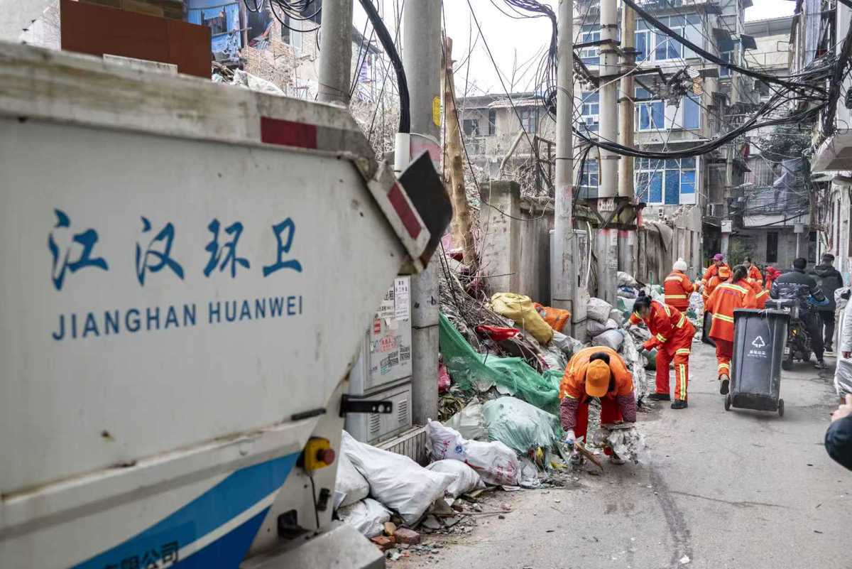 江汉区开展“i武汉i家园”清洁周积存垃圾专项整治4.jpg