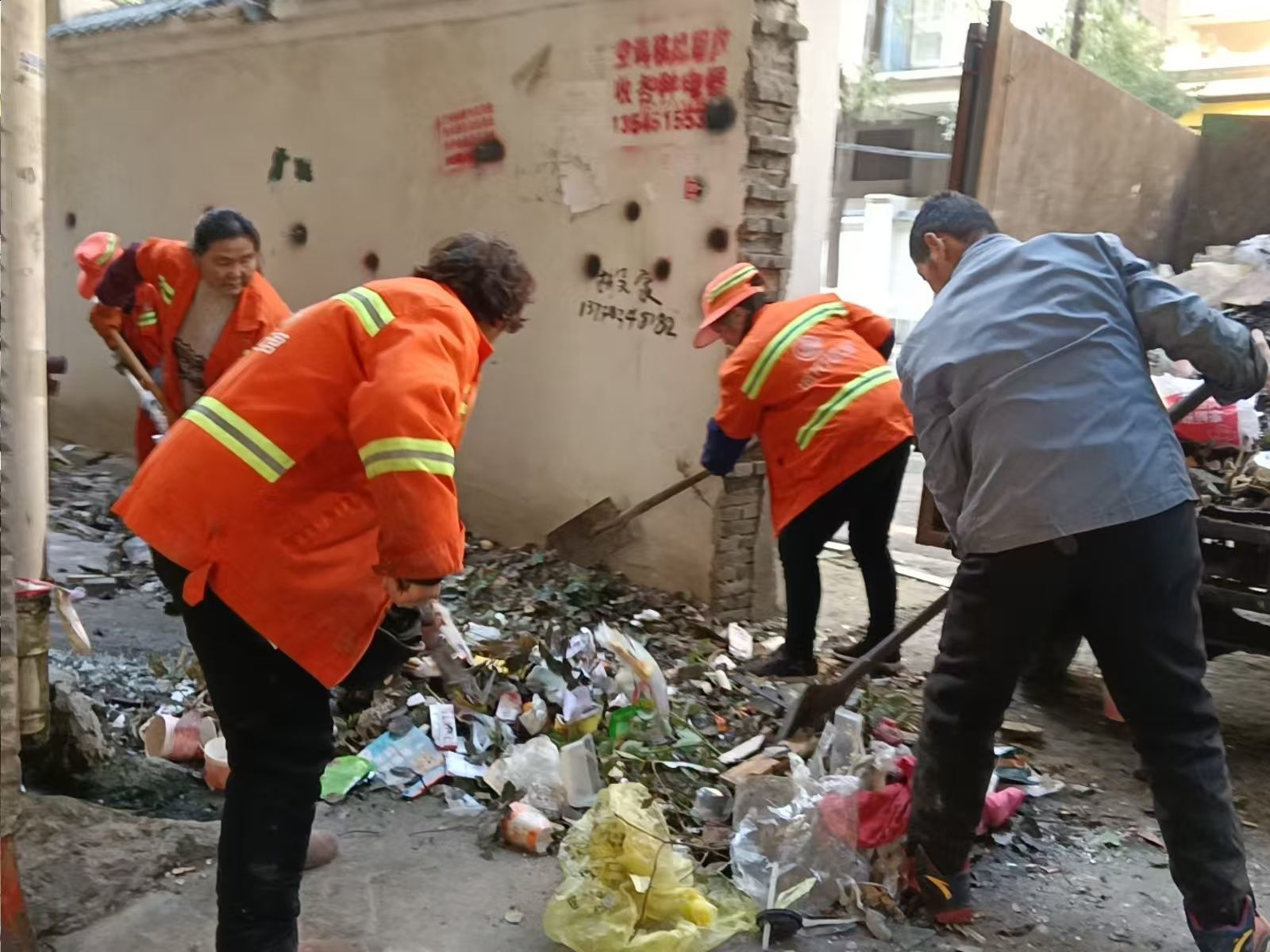 迎新春·净家园,江夏城管闭环发力清理积存垃圾2.jpeg