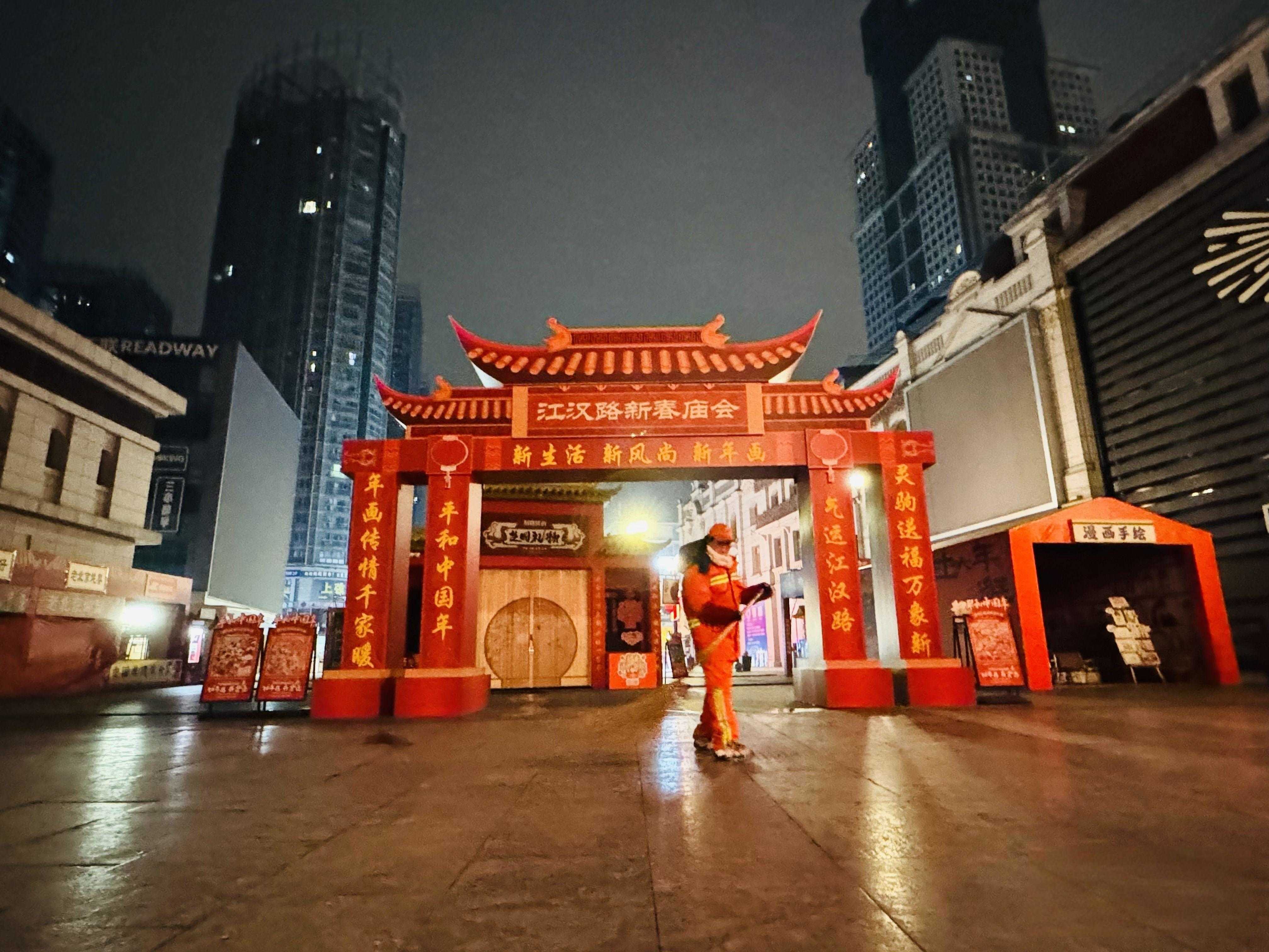 大年初一凌晨4时的江汉路:一群橙色身影晨扫迎接新年3.jpeg