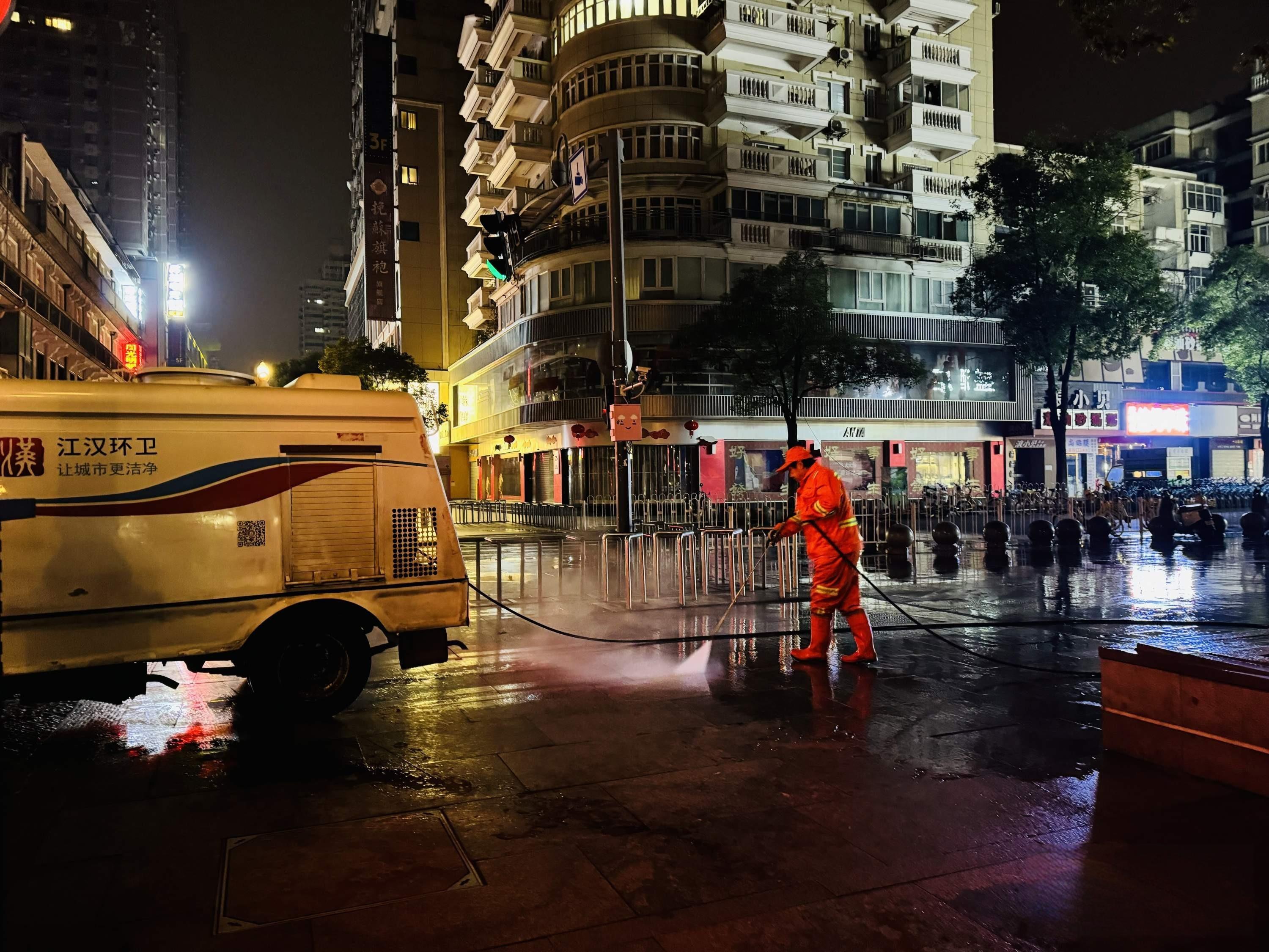大年初一凌晨4时的江汉路:一群橙色身影晨扫迎接新年4.jpeg