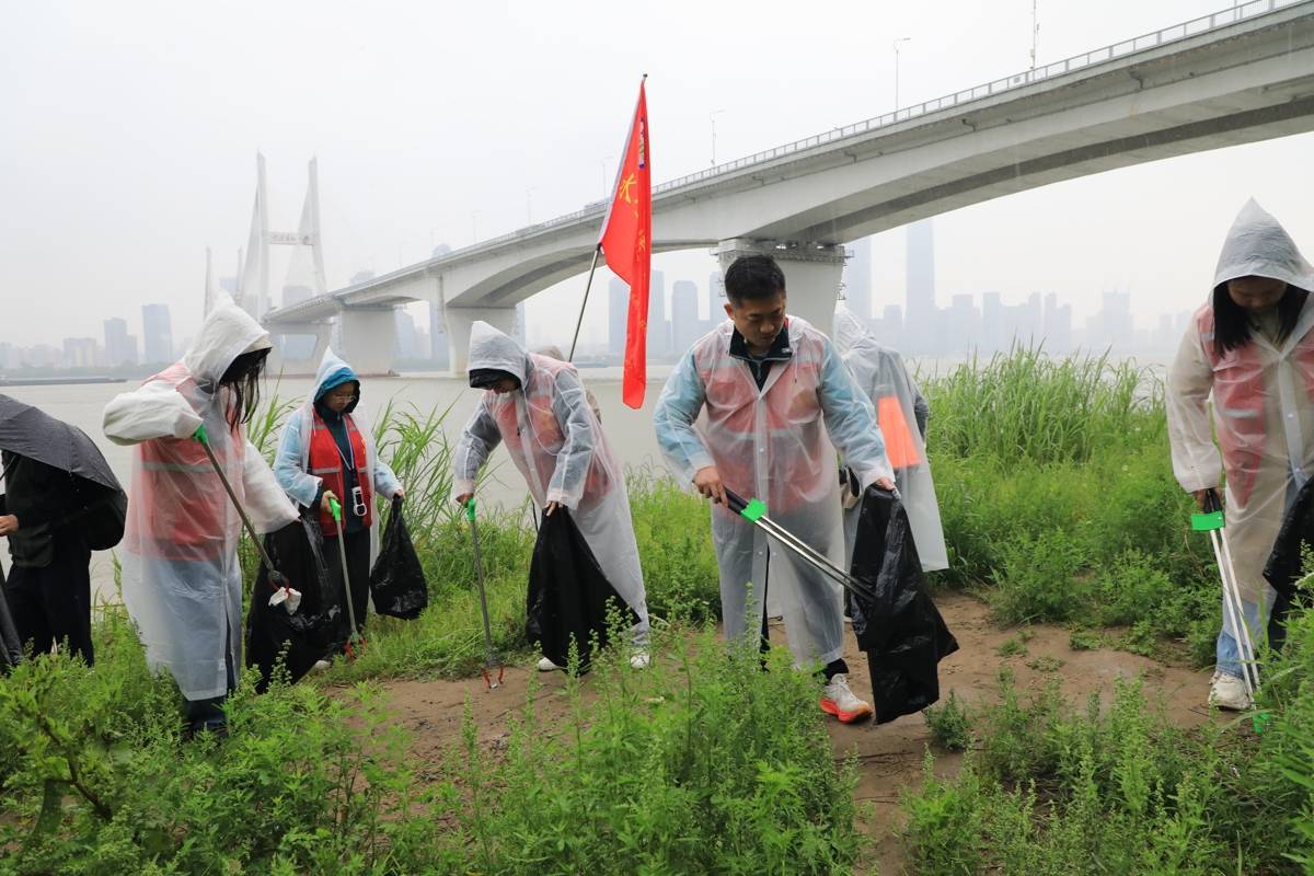 武汉城管“青力青为·路见真章”,60余名志愿者江滩守护母亲河2.jpg