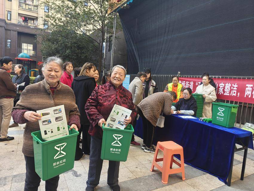 江岸区开展“两袋对两桶”垃圾分类宣传活动3.jpg