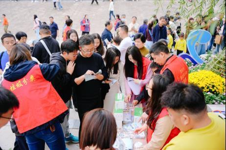 武汉金秋菊展巧融垃圾分类理念引共鸣4.jpg