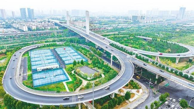 武汉:桥下“边角余料”巧变民生空间1.jpg