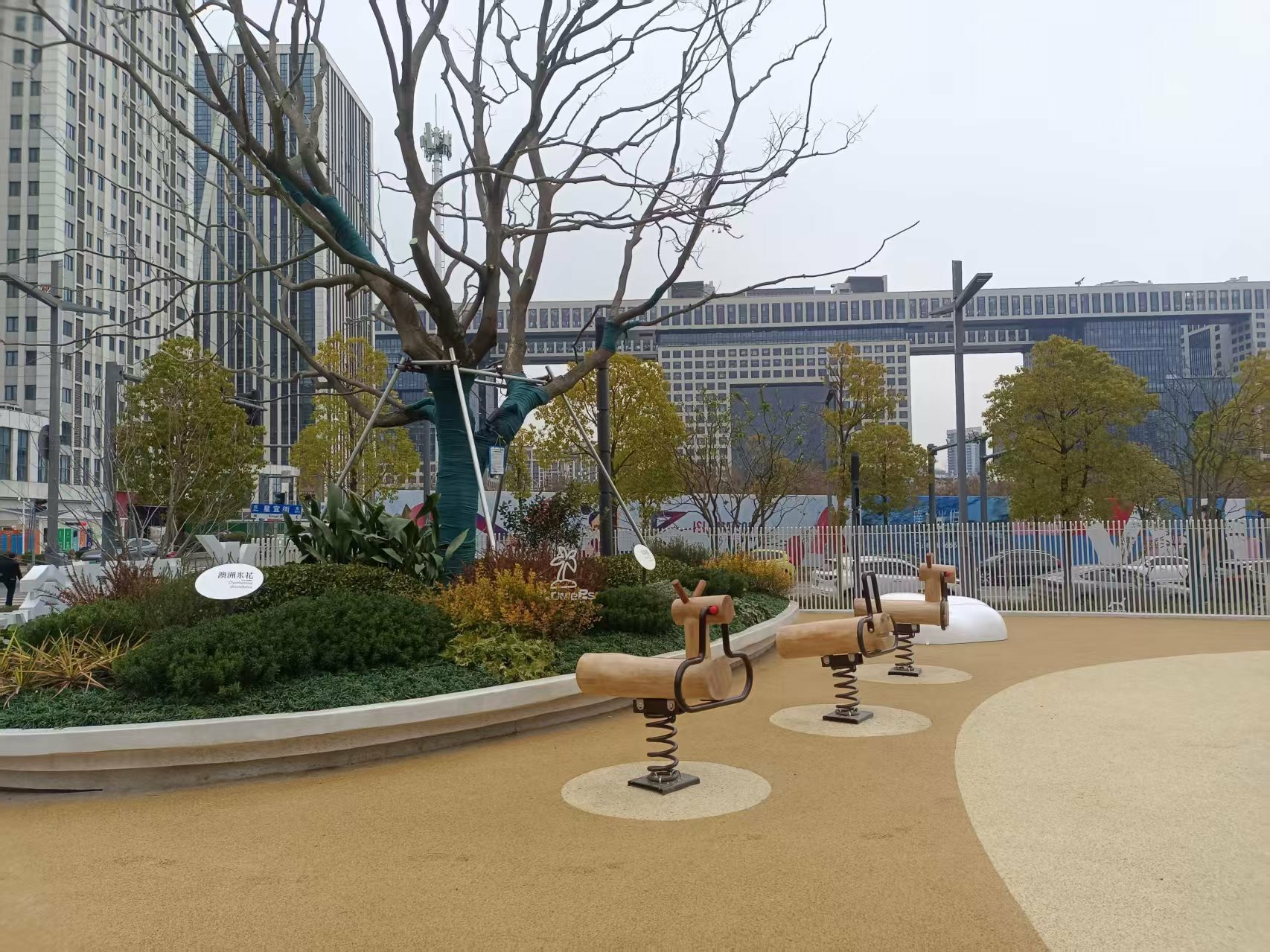 东湖高新“嬉屿森谷”街角公园焕新开放1.jpg
