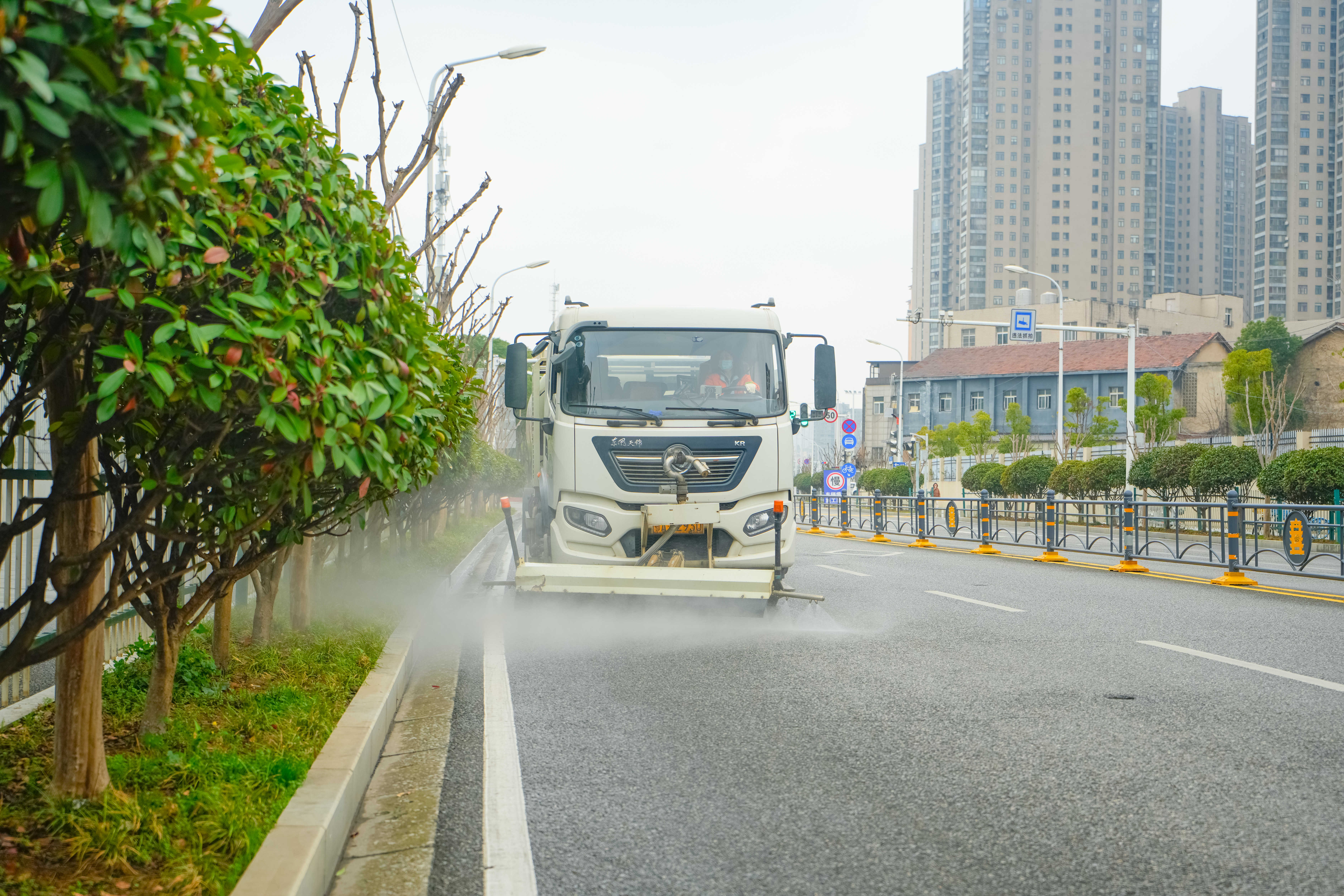 冲洗路面、公厕消毒、检修燃气,汉阳城管为开学季做足“功课”1.jpg