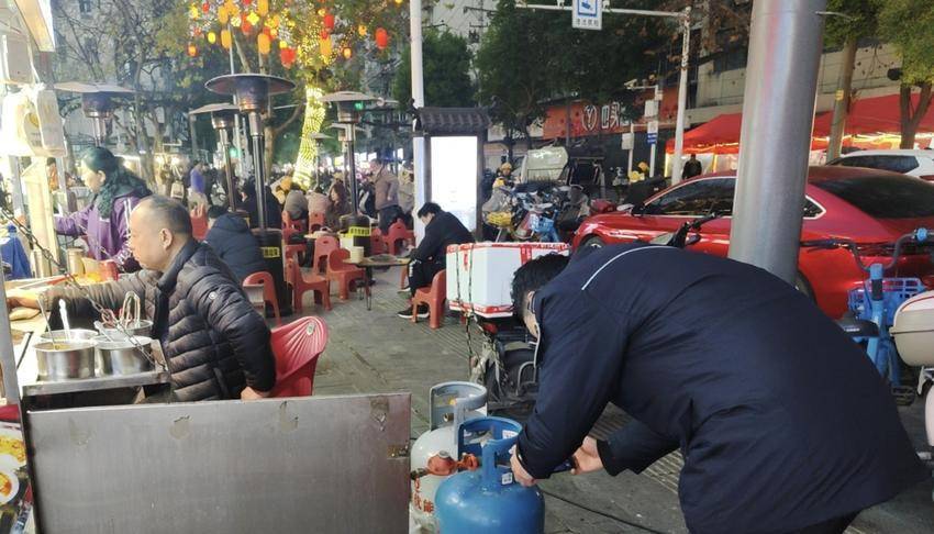 江汉区万松街筑牢燃气安全防线 守护城市烟火气1.jpg