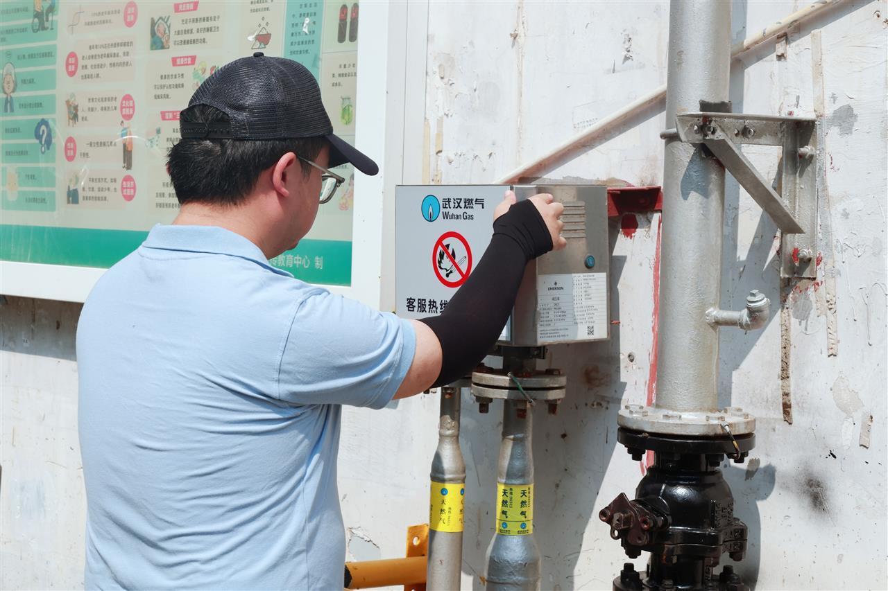 武汉集中攻坚100个小区3万多居民家庭用上天然气3.jpg