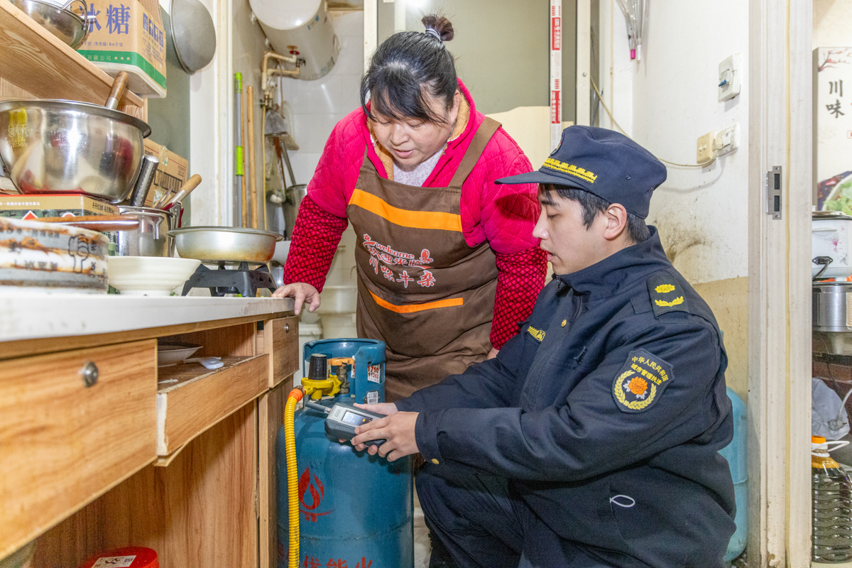 硚口城管进社区 守护居民用气安全1.jpg