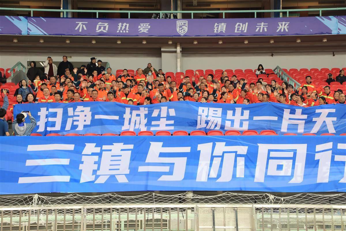 武汉200名环卫工人共同感受足球的激情1.jpg