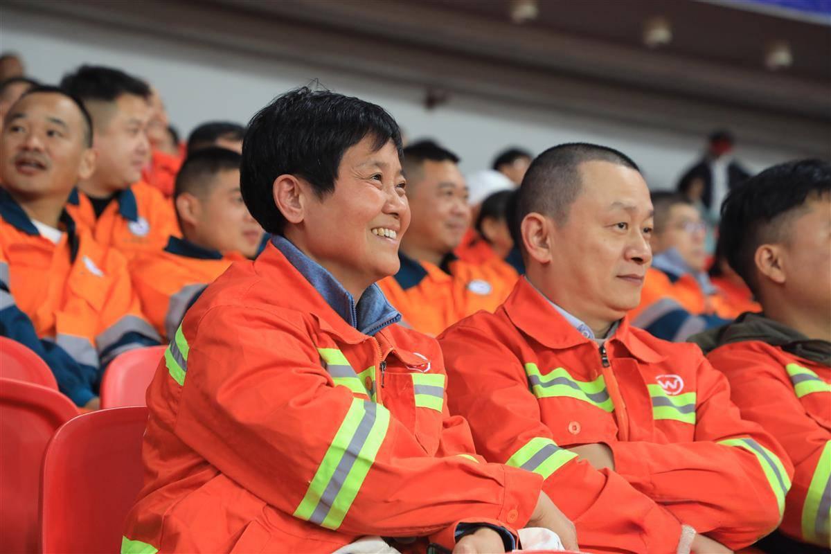 武汉200名环卫工人共同感受足球的激情5.jpg