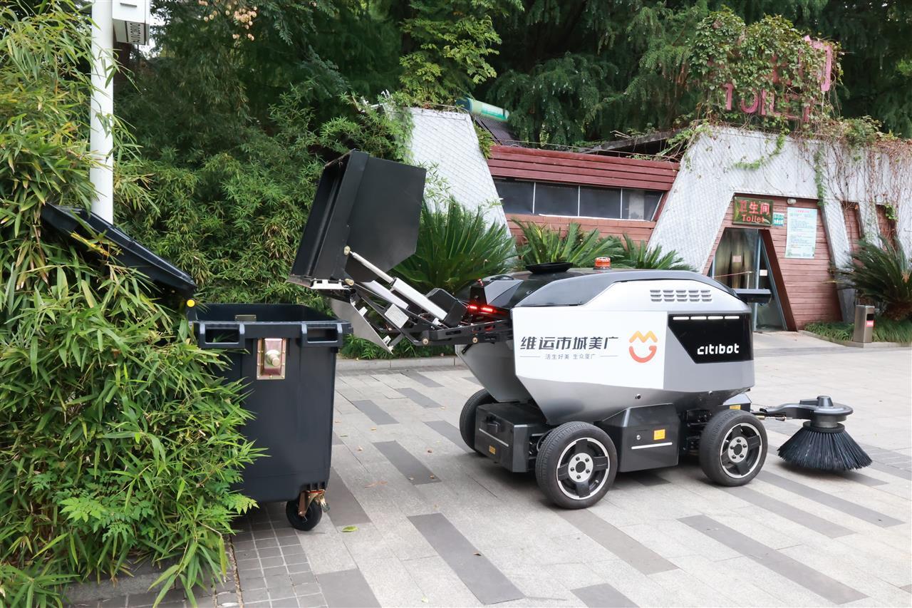 武汉火车站扫地机器人一天可保洁2万平方米4.jpg