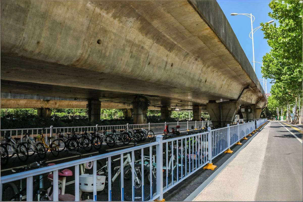 汉阳区:桥下空间“变形记”,汉阳巧用边角地破解校园出行难题2.jpg