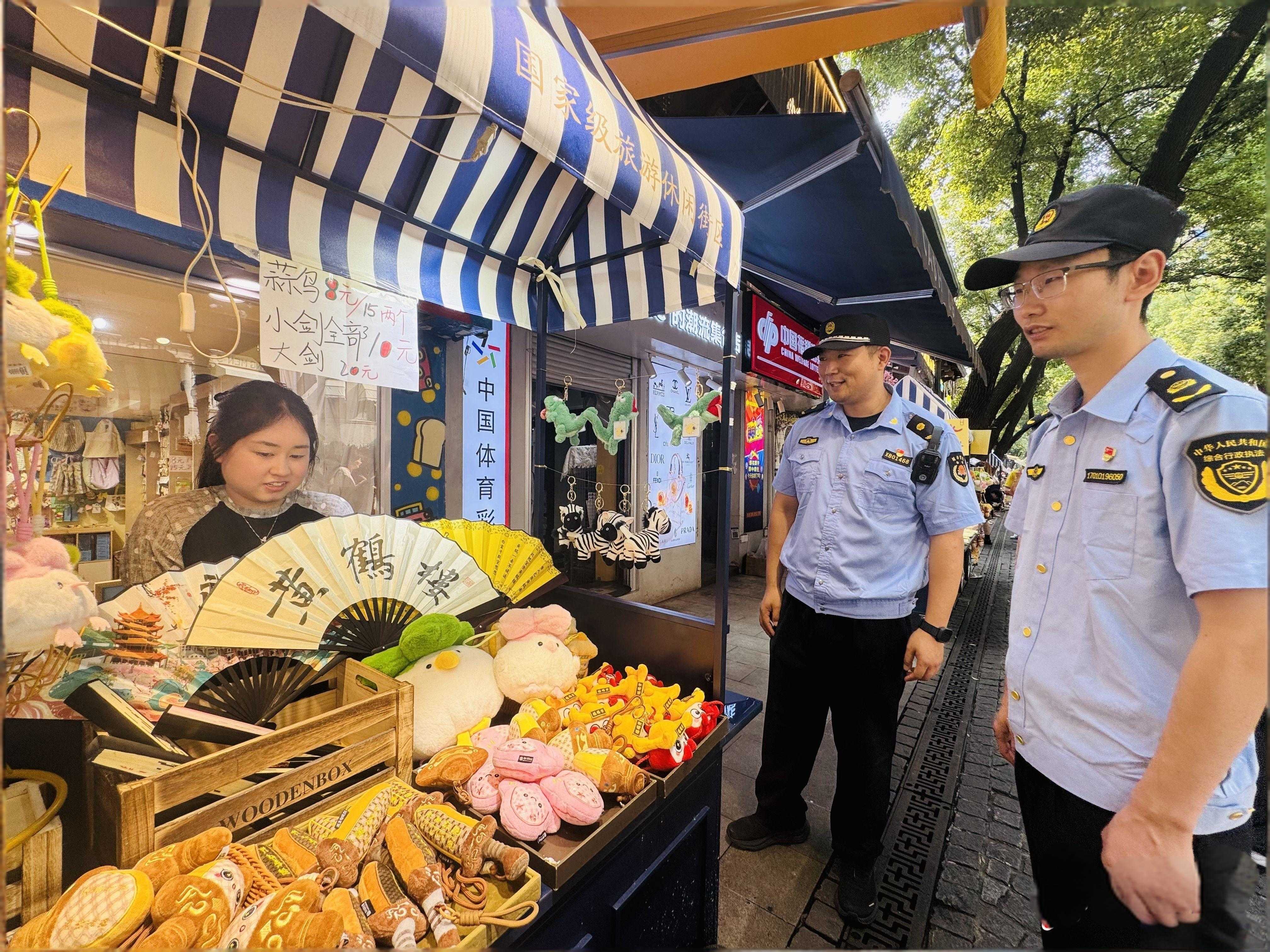 全市首个商业外摆管理智慧平台上线,黎黄陂路摆摊规范生意更红火6.jpeg