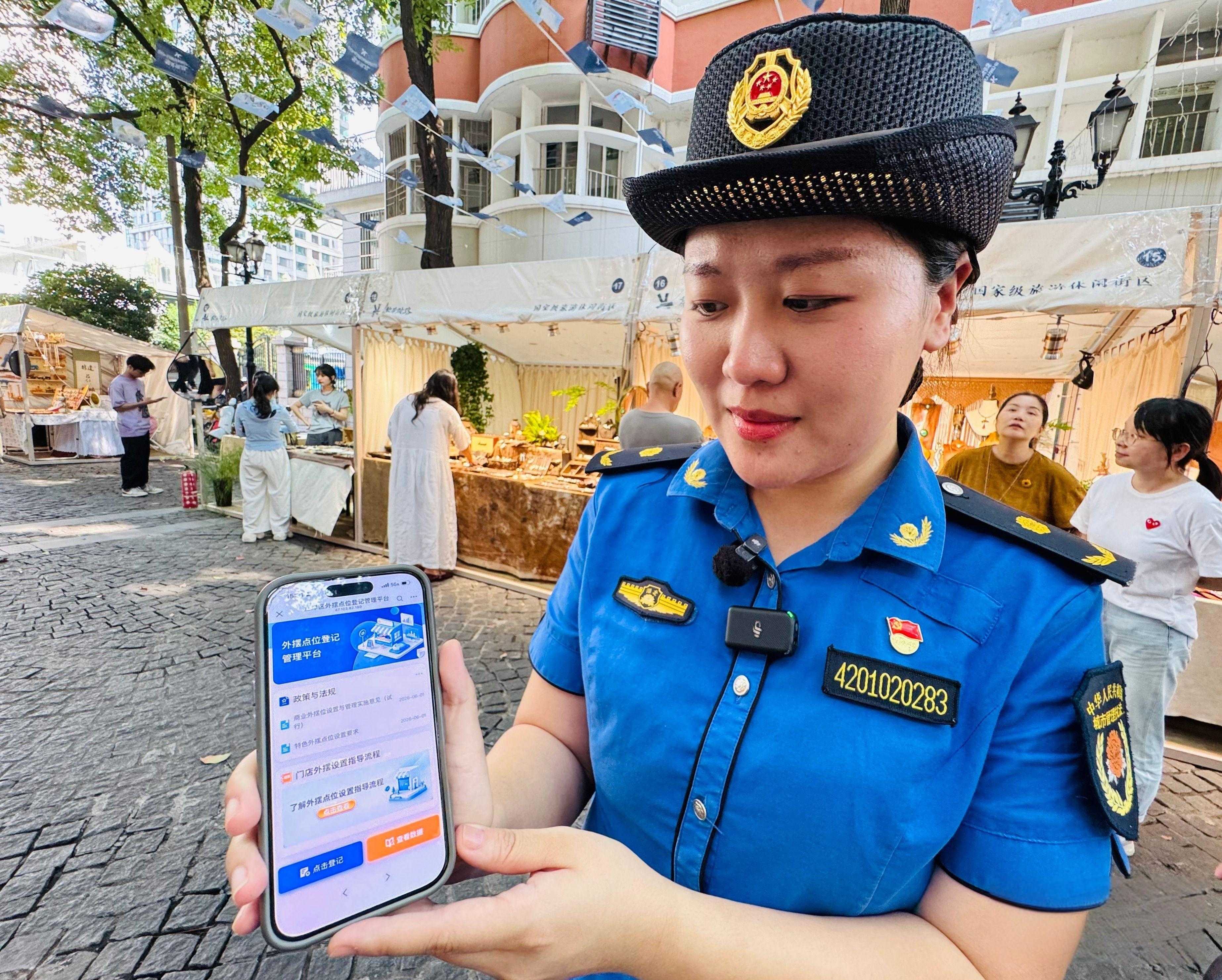 全市首个商业外摆管理智慧平台上线,黎黄陂路摆摊规范生意更红火7.jpeg