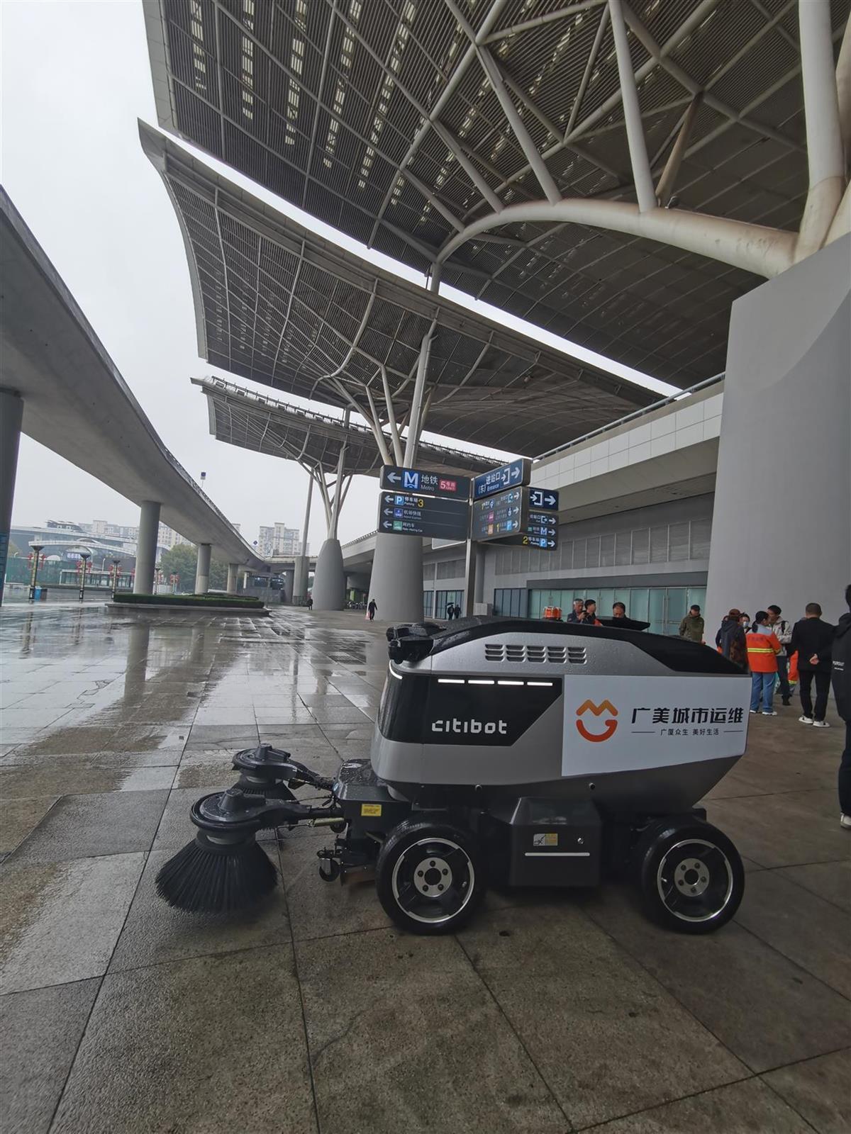 武汉火车站扫地机器人一天可保洁2万平方米1.jpg