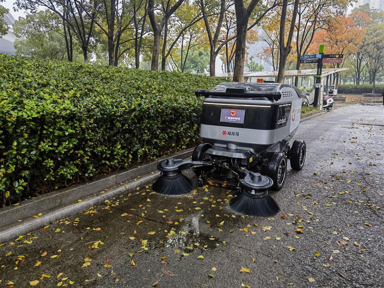 武汉火车站扫地机器人一天可保洁2万平方米2.jpg