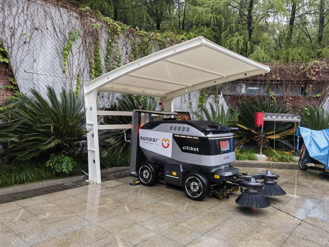 武汉火车站扫地机器人一天可保洁2万平方米3.jpg