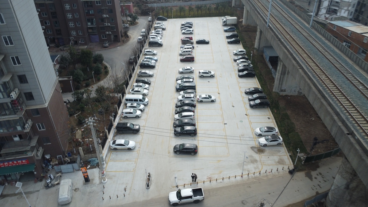 长江新区:瓦砾上建起500余个停车位的便民停车场1.jpg