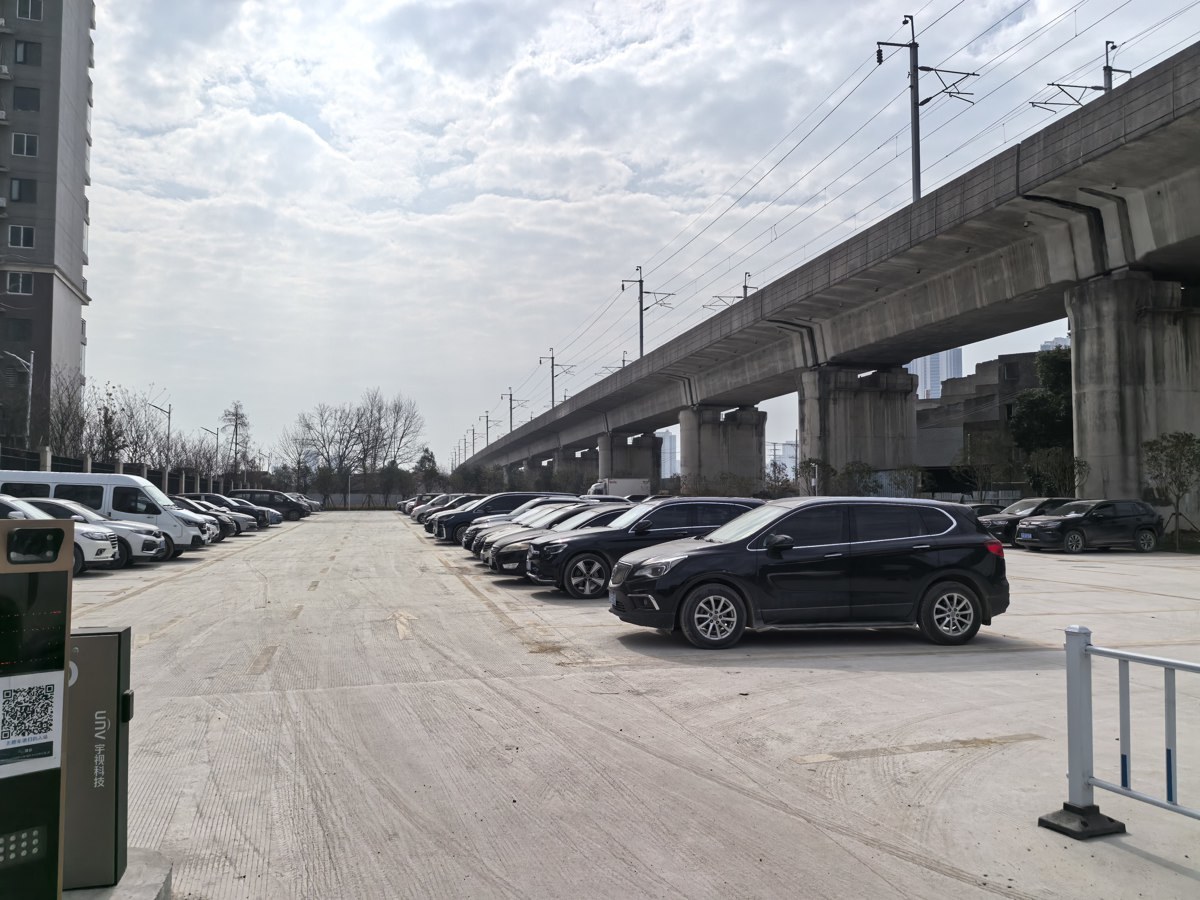 长江新区:瓦砾上建起500余个停车位的便民停车场2.jpg