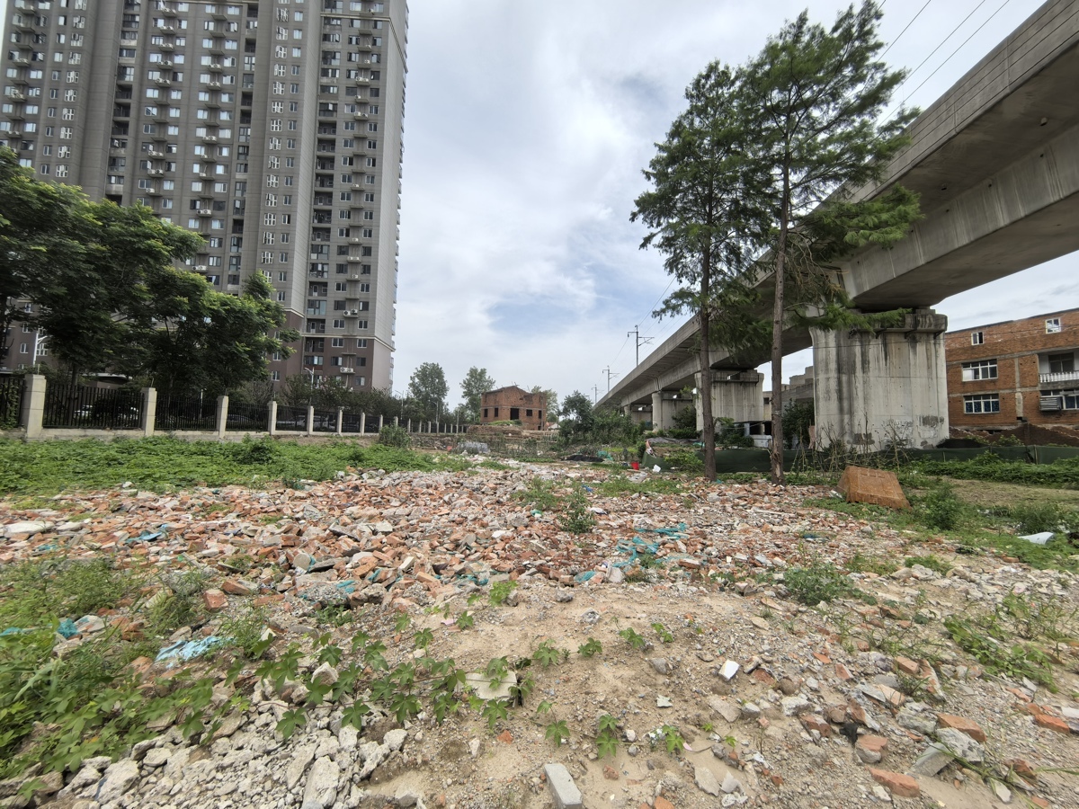 长江新区:瓦砾上建起500余个停车位的便民停车场3.jpg