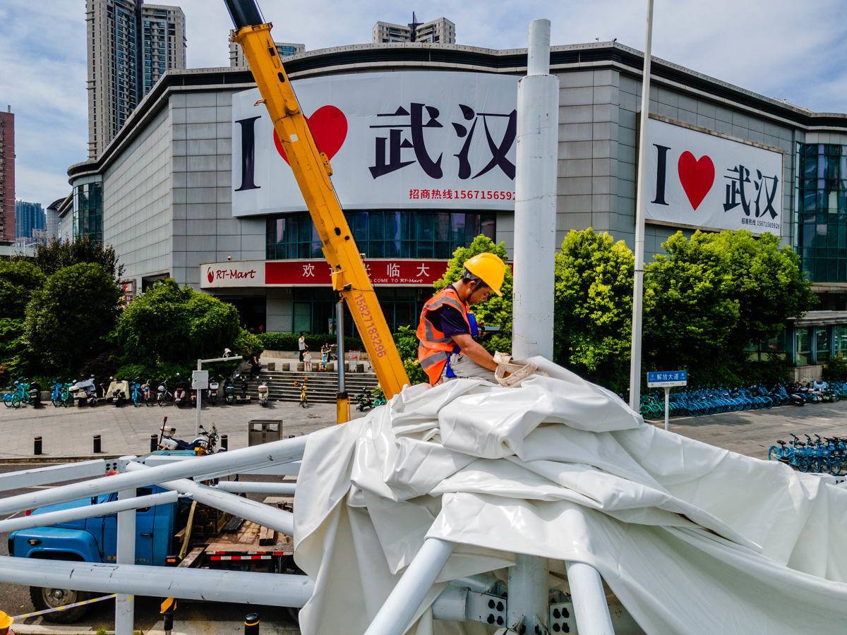武汉街头撑起一把把“清凉伞”,200处遮阳雨棚7月底全面投用4.jpg