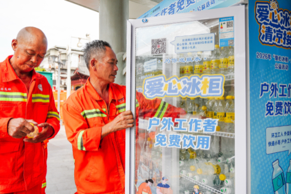 退役军人捐赠千箱水,沉浸式体验环卫为爱续航1.jpg