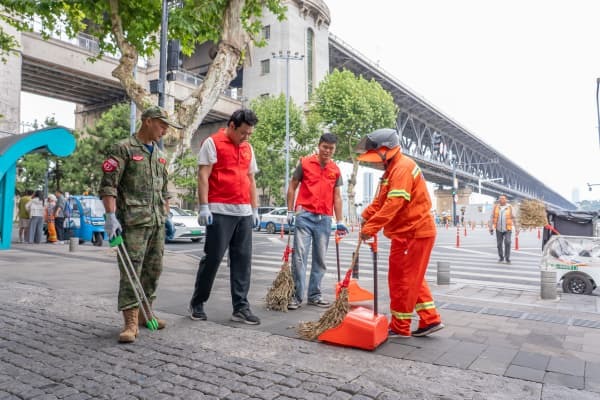 退役军人捐赠千箱水,沉浸式体验环卫为爱续航2.jpg