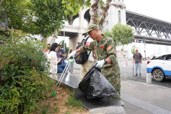 退役军人捐赠千箱水,沉浸式体验环卫为爱续航3.jpg