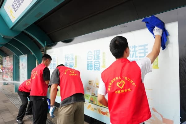 退役军人捐赠千箱水,沉浸式体验环卫为爱续航4.jpg