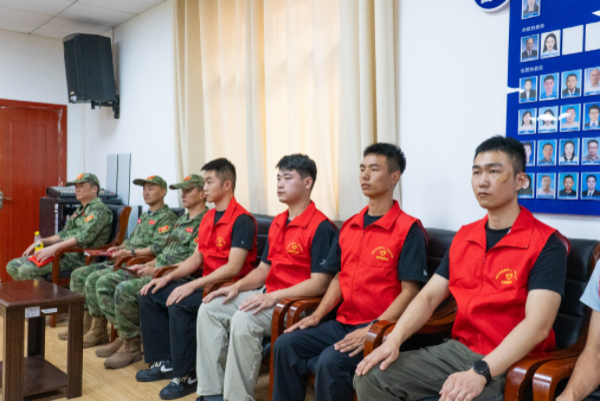 退役军人捐赠千箱水,沉浸式体验环卫为爱续航5.jpg