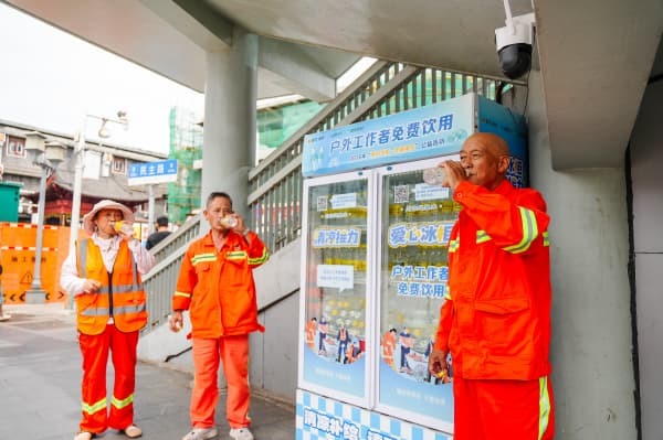 退役军人捐赠千箱水,沉浸式体验环卫为爱续航7.jpg