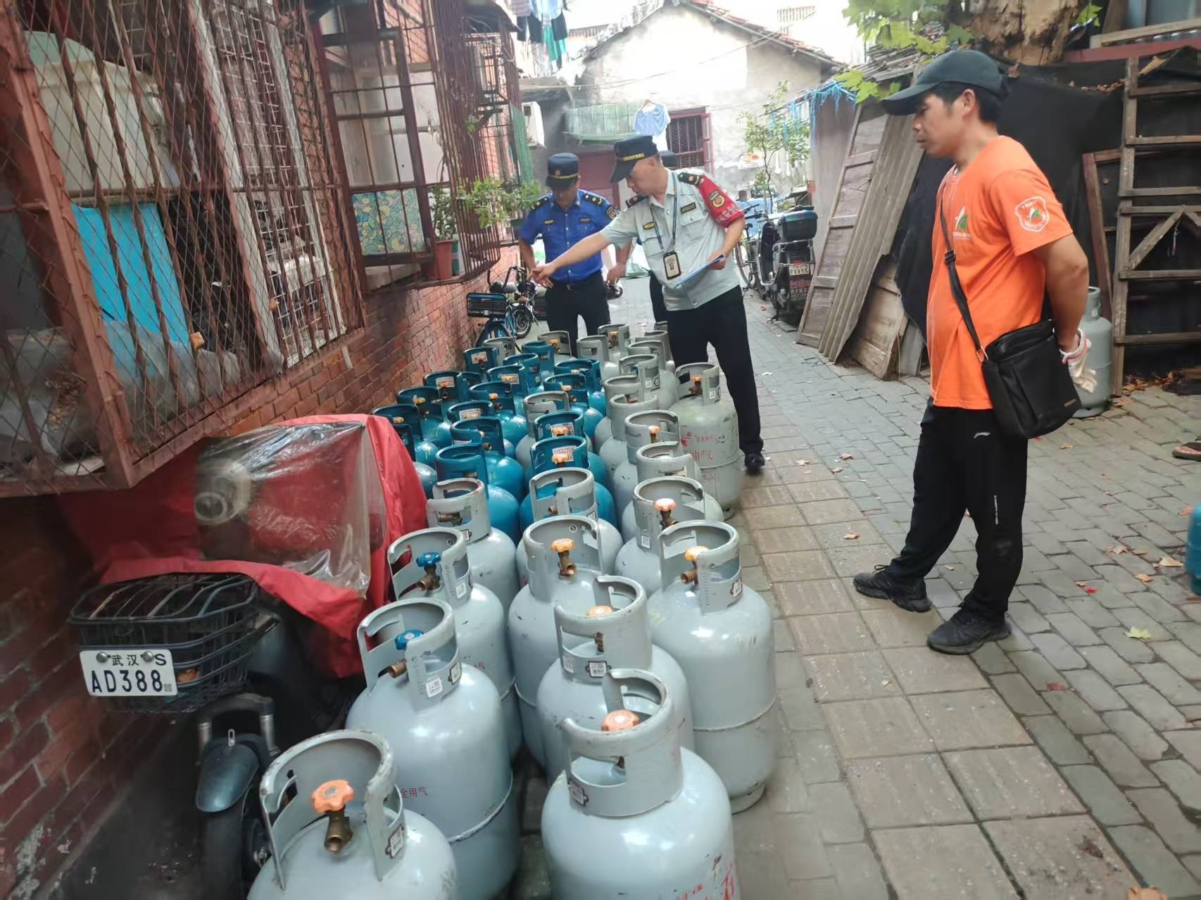 武昌区严查瓶装气“库外库” 筑牢城市安全“防火墙”1.jpg