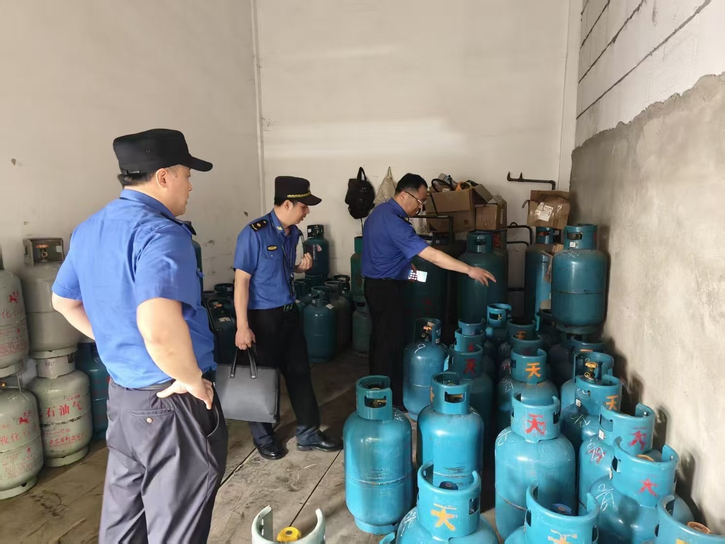 武昌区严查瓶装气“库外库” 筑牢城市安全“防火墙”2.jpg
