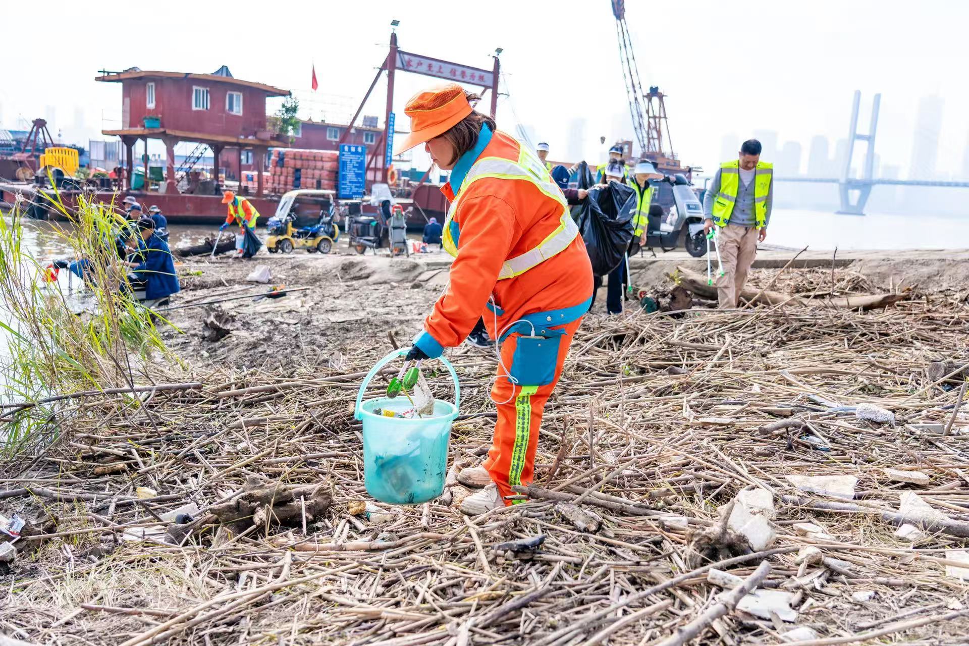 武汉在全市范围开展“i武汉i家园”水域岸线清洁活动3.jpeg