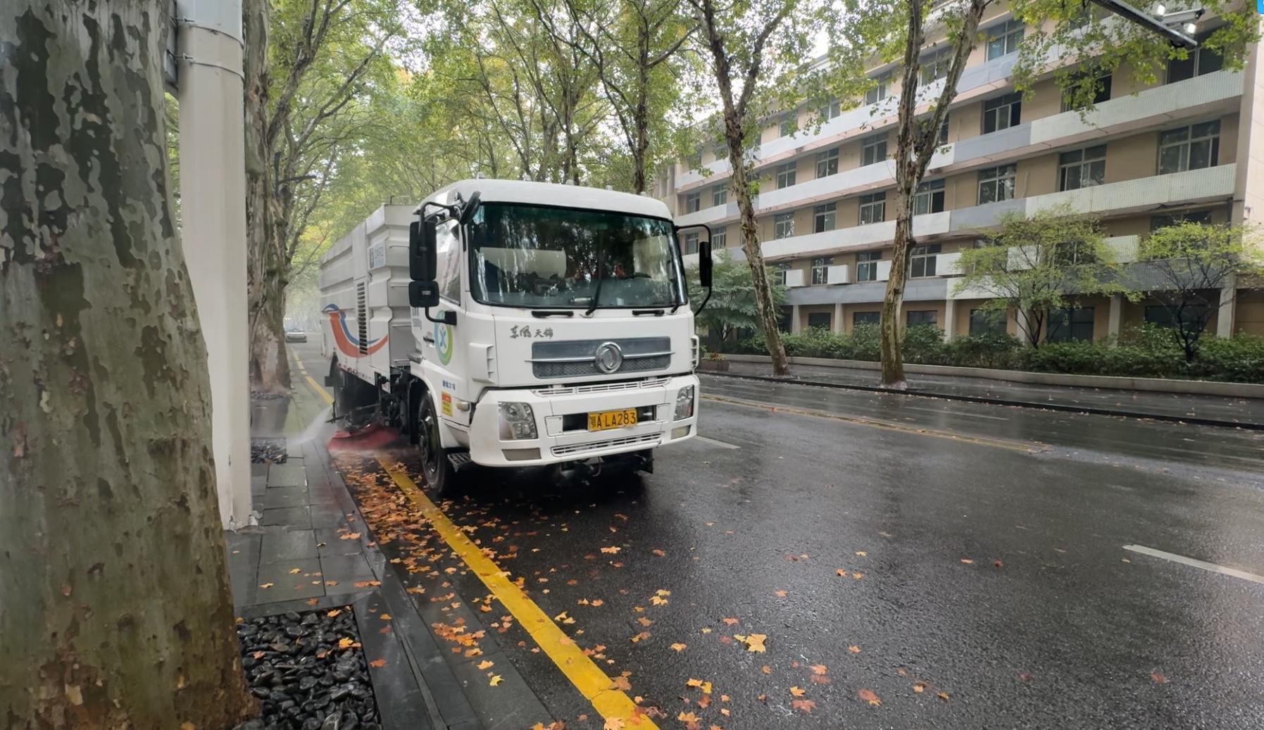 江岸区雨天扫落叶有技术含量4.jpg