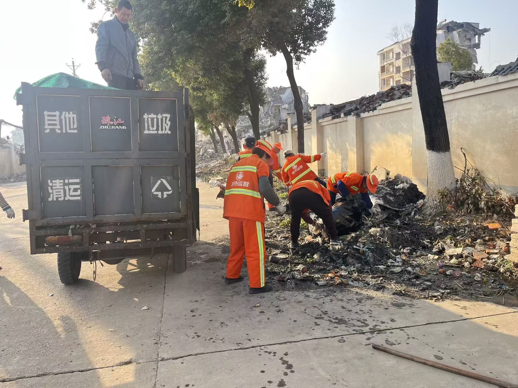 迎新春·净家园,江夏城管闭环发力清理积存垃圾1.jpeg
