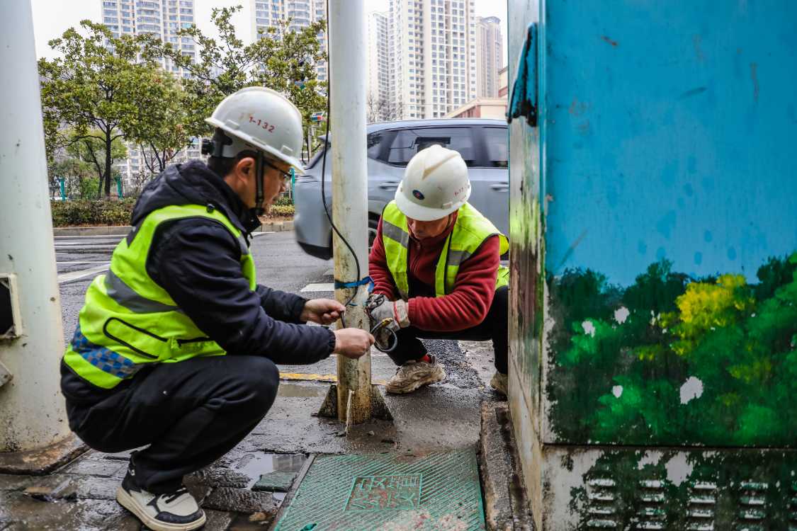 汉阳架空管线整治见成效 22处“飞线”入地擦亮城市天际线2.png
