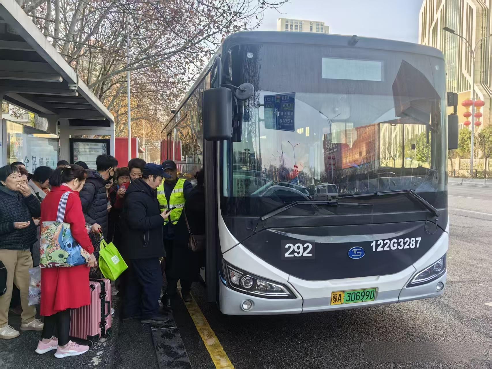 武汉城管全员上阵 春节保障有温度2.jpeg