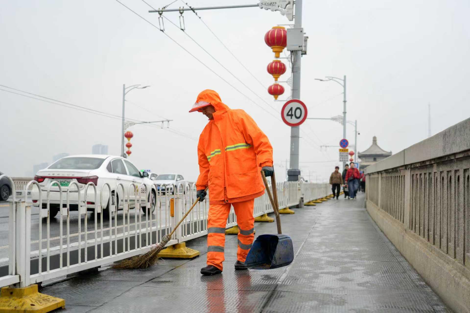 武汉城管全员上阵 春节保障有温度4.jpeg