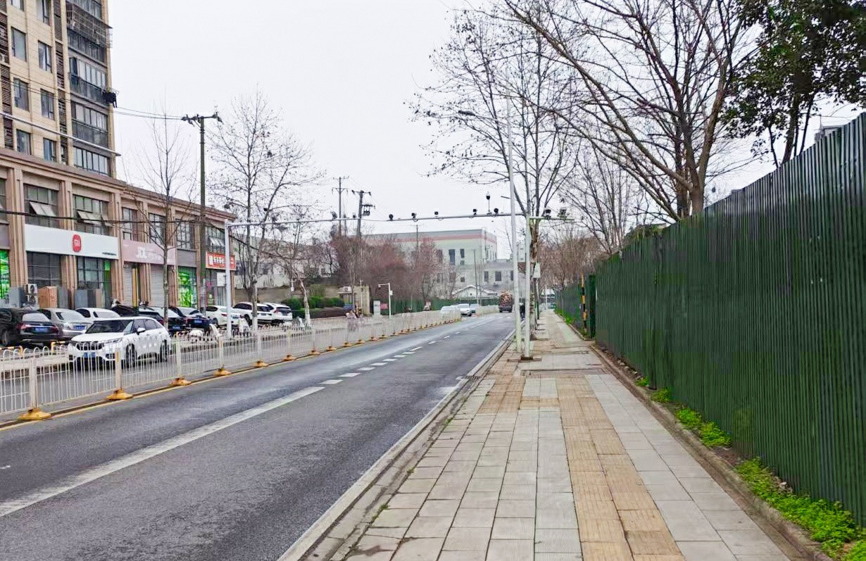 开学在即 光谷城管全力守护学子求学路1.jpg