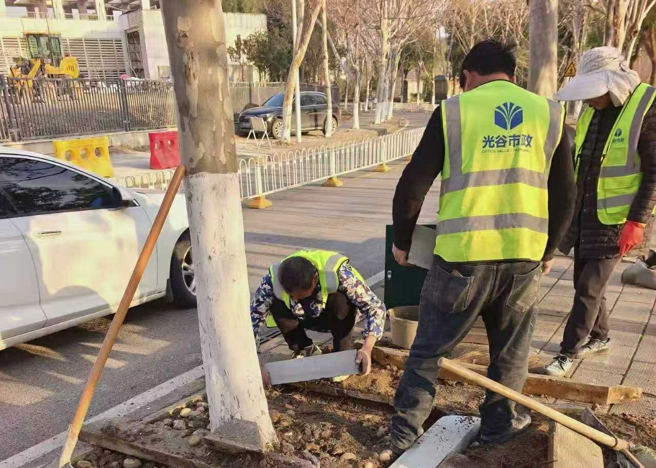 开学在即 光谷城管全力守护学子求学路2.jpg