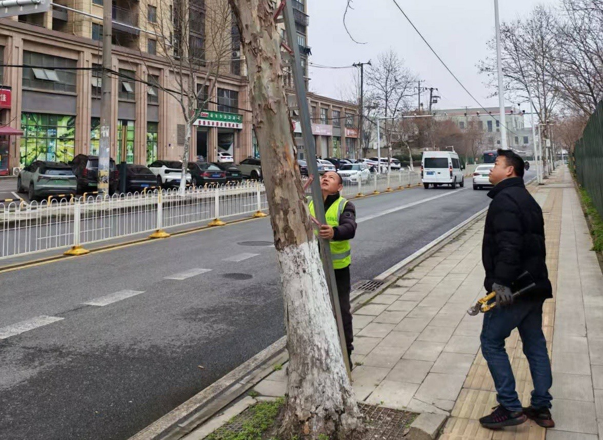 开学在即 光谷城管全力守护学子求学路3.jpg