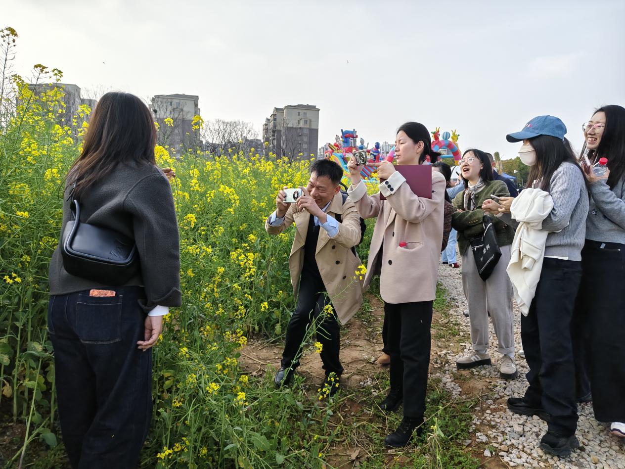 提笔能写举机能拍 经开城管宣传骨干“下田”练硬功1.jpg