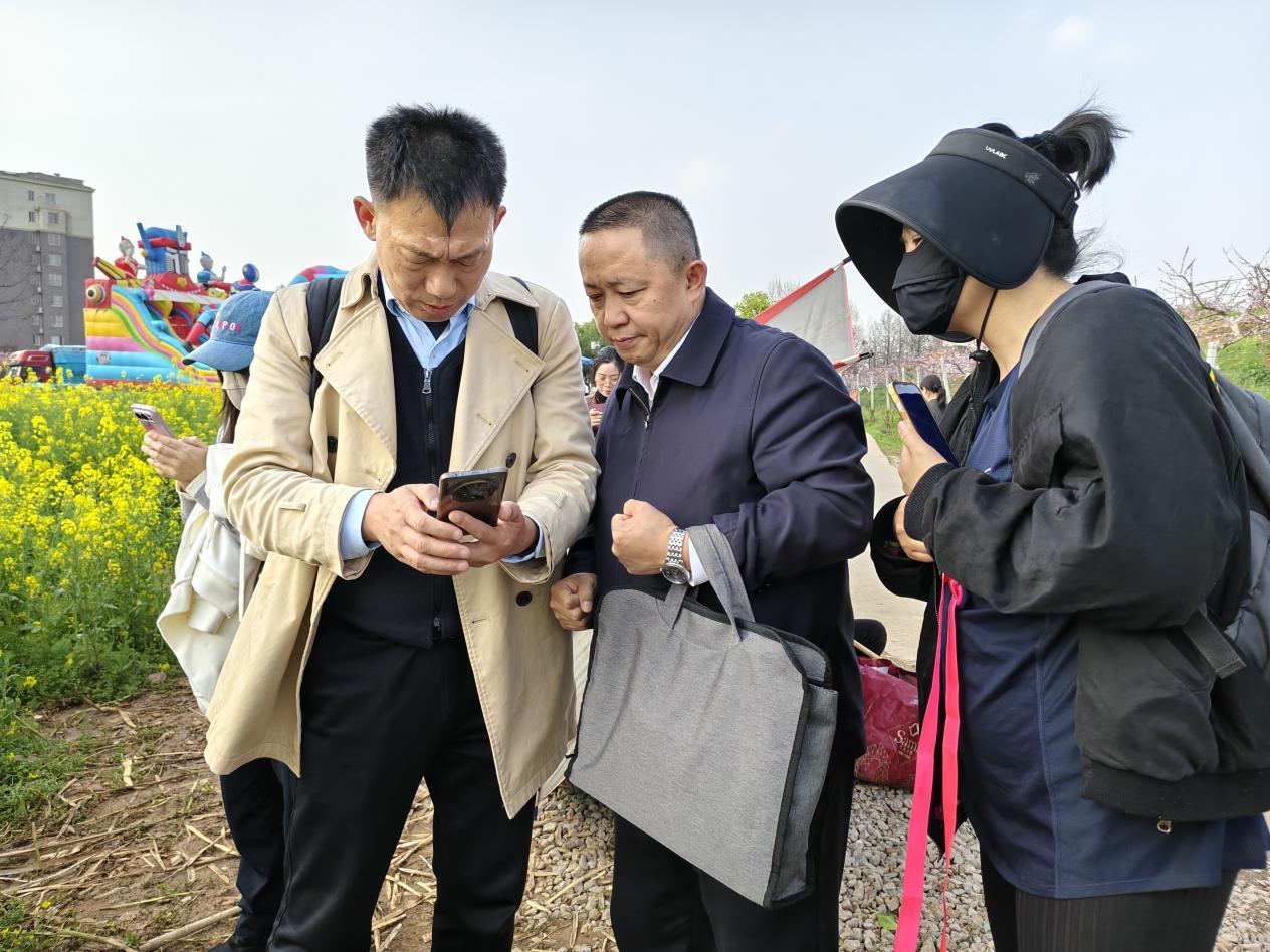 提笔能写举机能拍 经开城管宣传骨干“下田”练硬功2.jpg