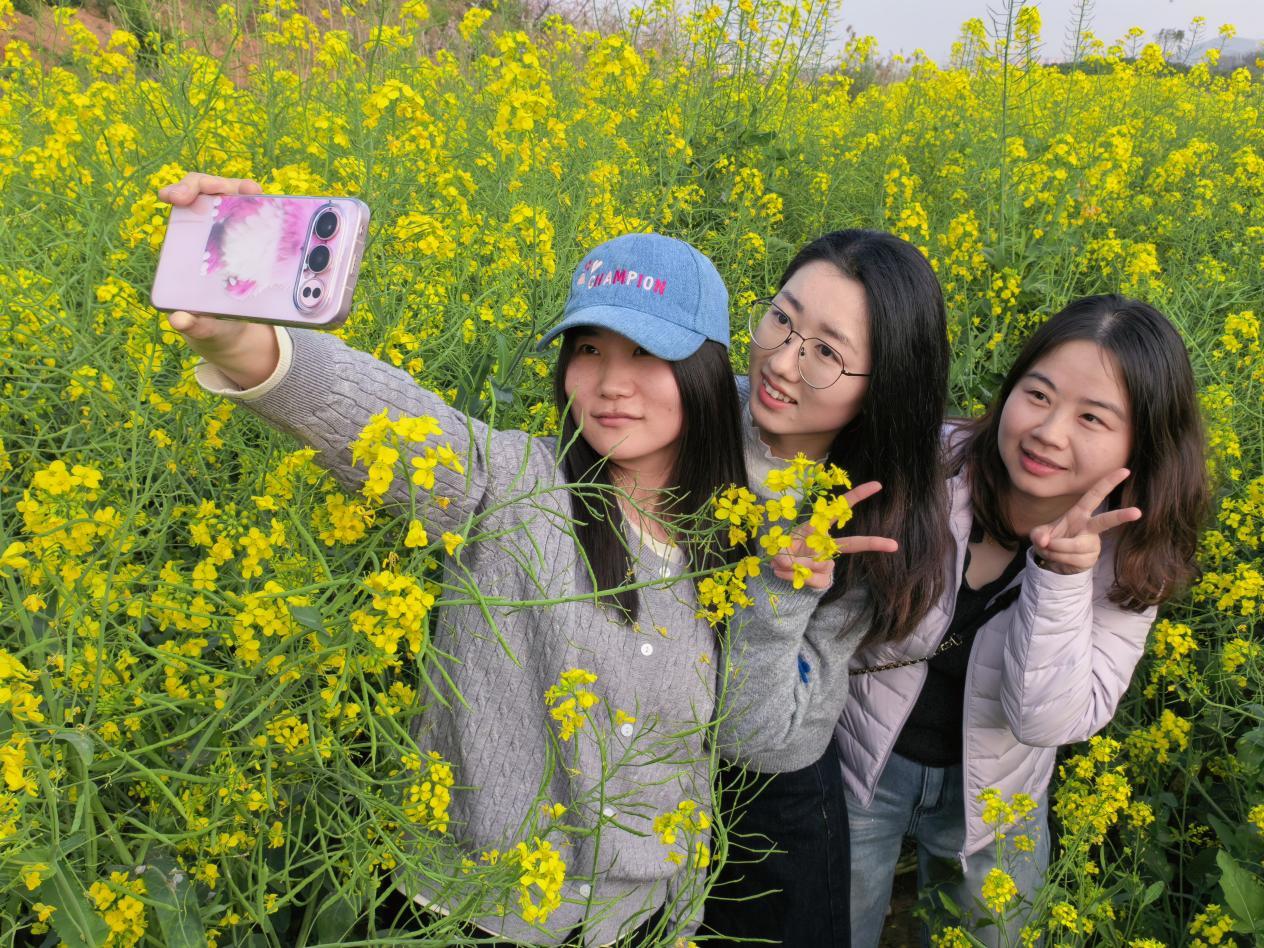 提笔能写举机能拍 经开城管宣传骨干“下田”练硬功5.jpg