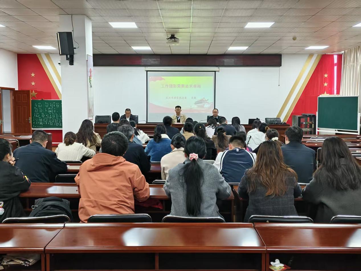 提笔能写举机能拍 经开城管宣传骨干“下田”练硬功6.jpg